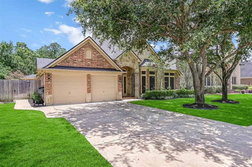 2427 Pioneer Oaks Drive Fresno, TX 77545
