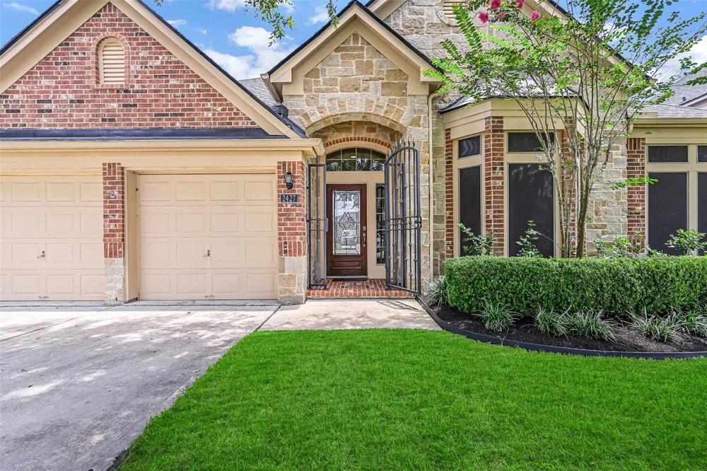 2427 Pioneer Oaks Drive Fresno, TX 77545