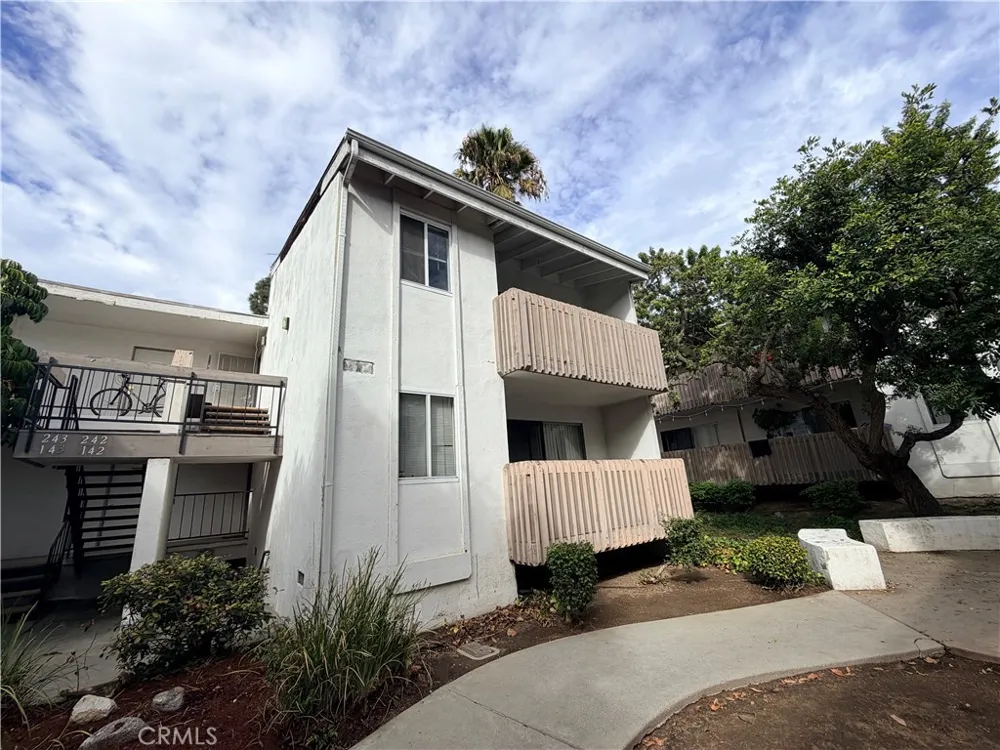 1661 Neil Armstrong #242 Montebello, CA 90640