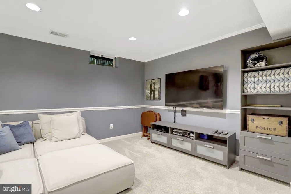 7418 GOLDEN HORSESHOE Springfield, VA 22153