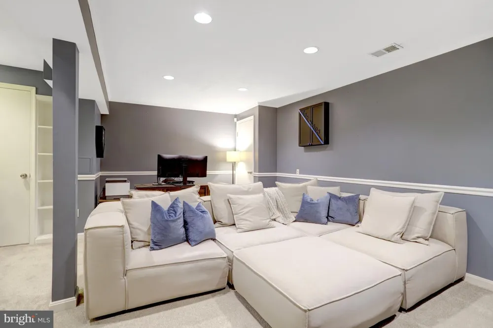 7418 GOLDEN HORSESHOE Springfield, VA 22153