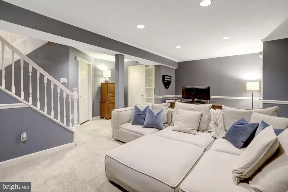 7418 GOLDEN HORSESHOE Springfield, VA 22153