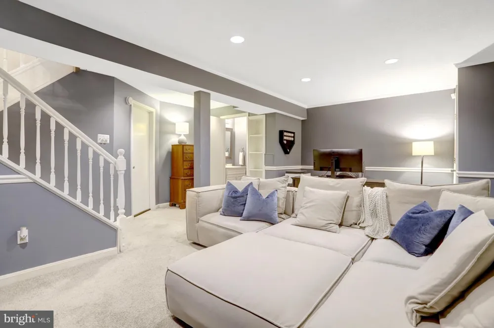 7418 GOLDEN HORSESHOE Springfield, VA 22153