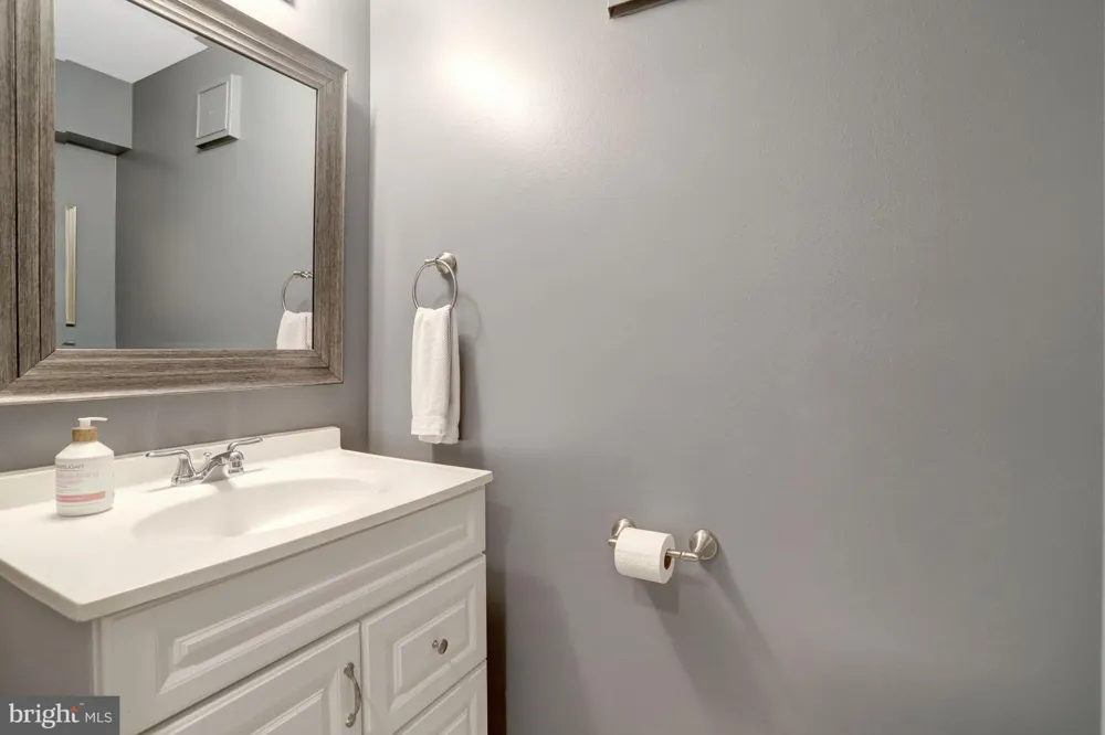 7418 GOLDEN HORSESHOE Springfield, VA 22153