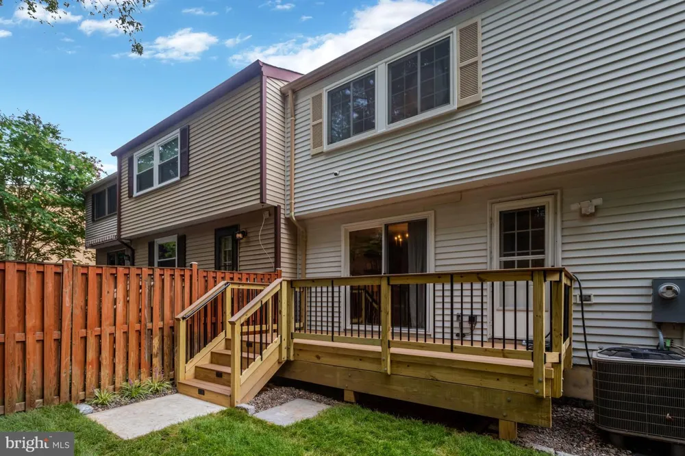 7418 GOLDEN HORSESHOE Springfield, VA 22153