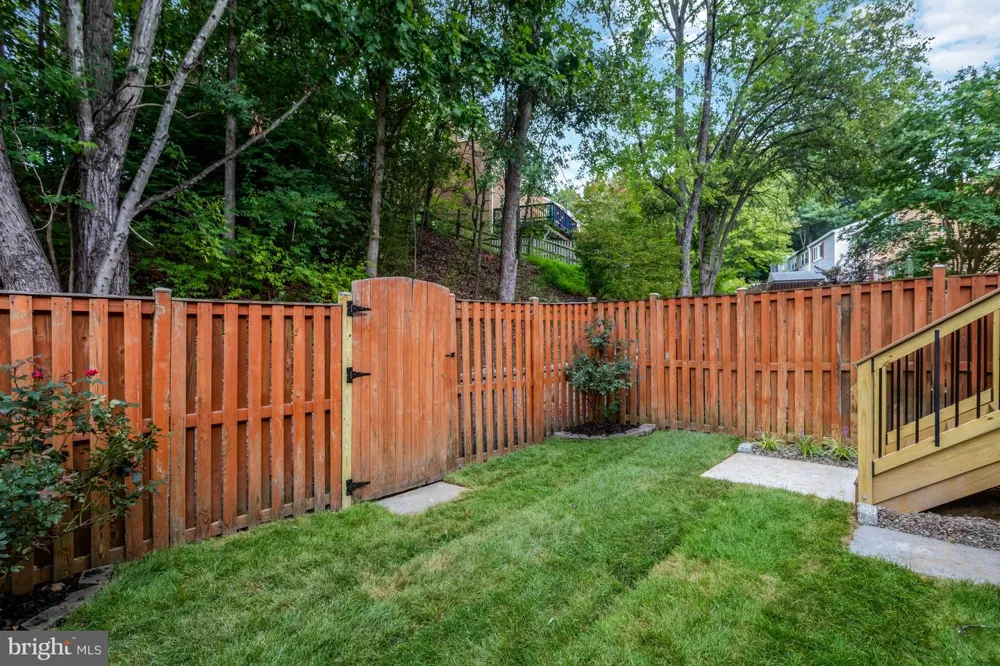 7418 GOLDEN HORSESHOE Springfield, VA 22153