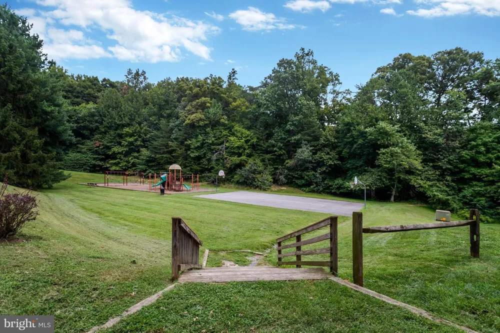 7418 GOLDEN HORSESHOE Springfield, VA 22153