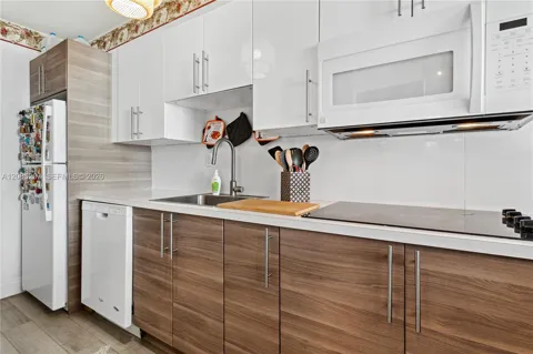 1255 Collins Ave #508