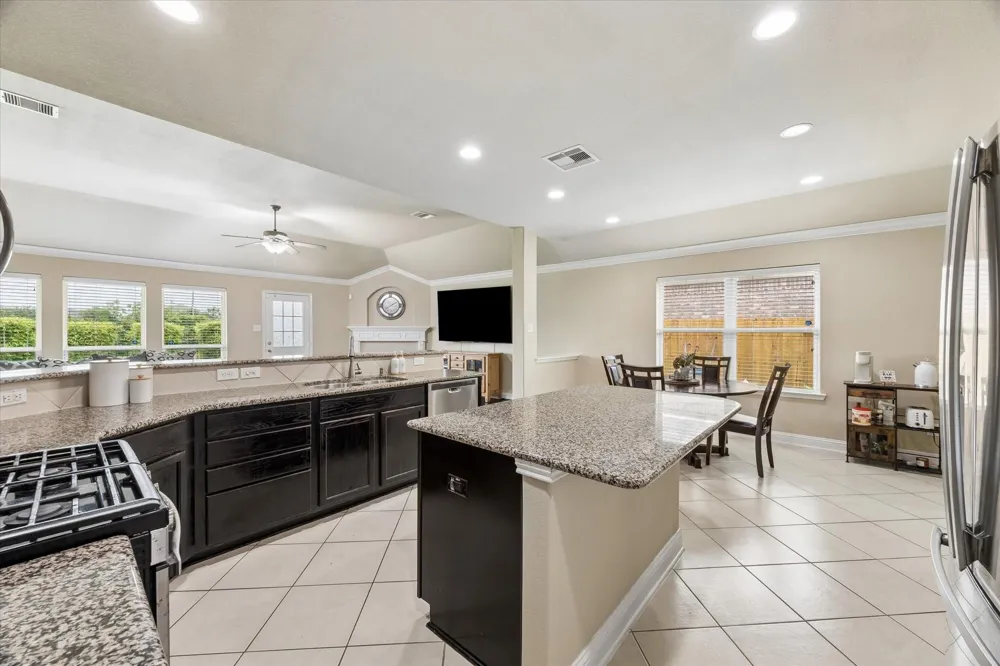1521 Bluestone Edge Lane Pearland, TX 77089