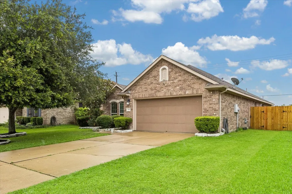 1521 Bluestone Edge Lane Pearland, TX 77089