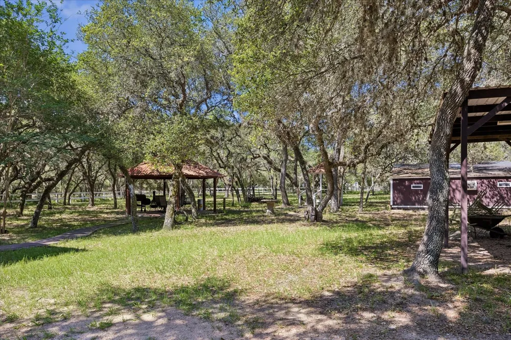 302 Bluebonnet Bend Sheridan, TX 77475