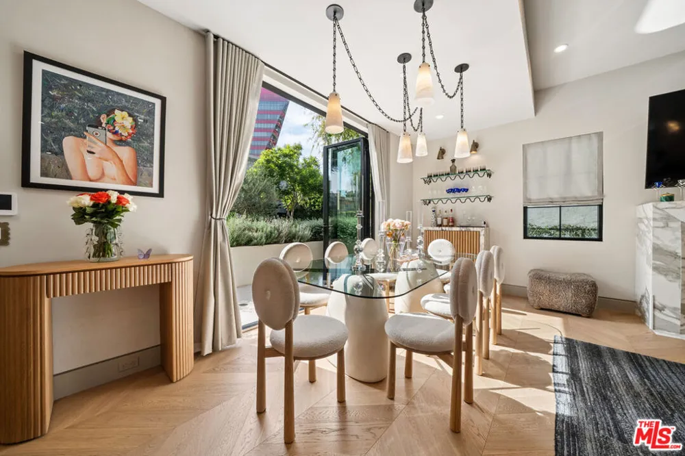 656 Huntley Drive #101 West Hollywood, CA 90069