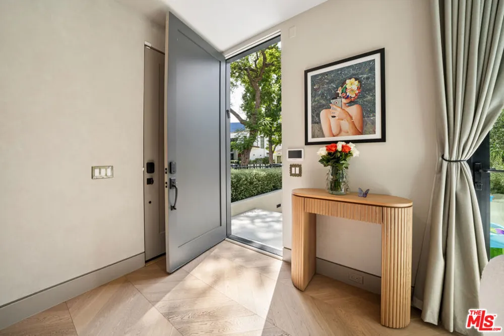 656 Huntley Drive #101 West Hollywood, CA 90069