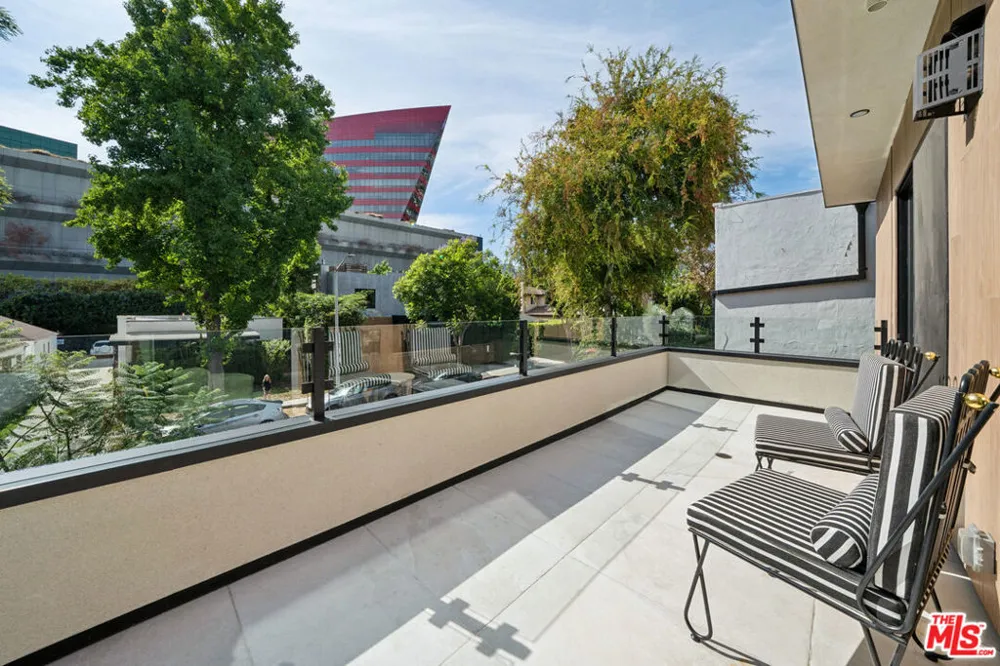 656 Huntley Drive #101 West Hollywood, CA 90069