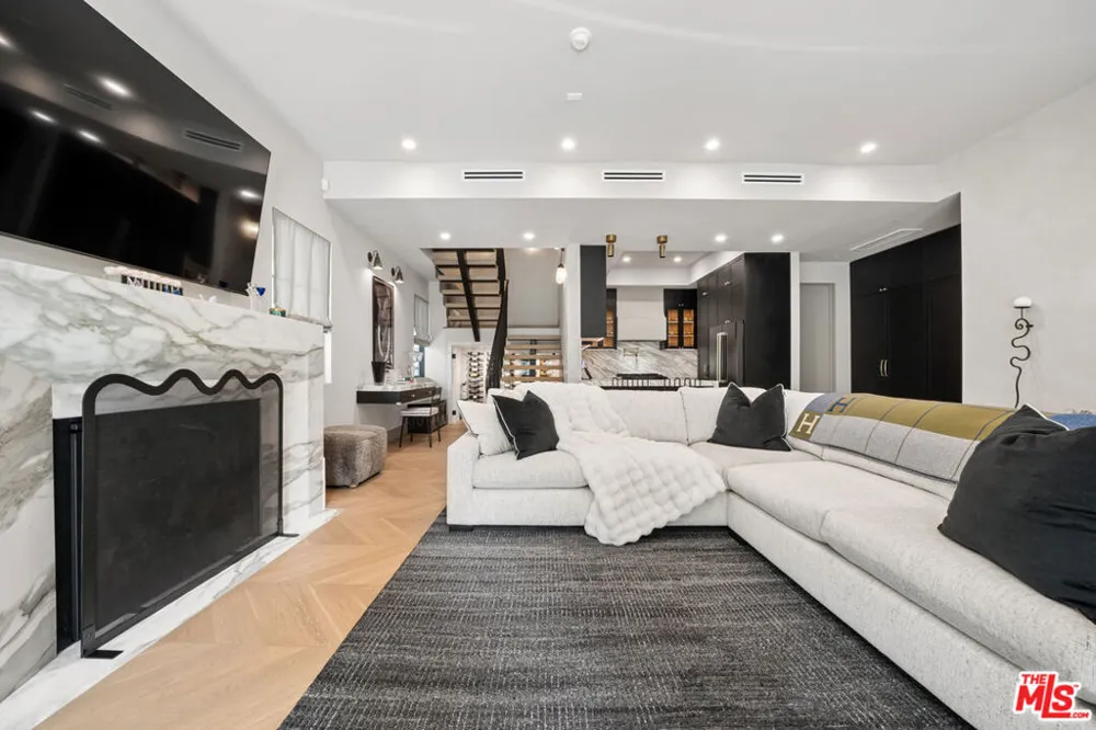 656 Huntley Drive #101 West Hollywood, CA 90069