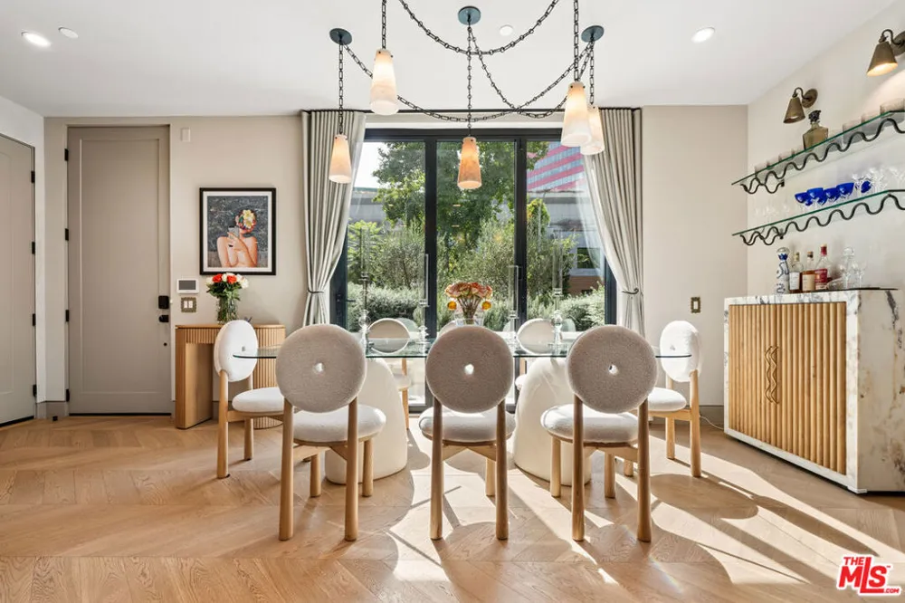 656 Huntley Drive #101 West Hollywood, CA 90069