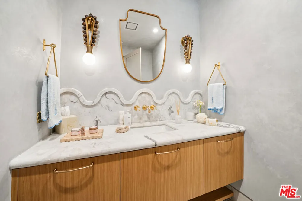 656 Huntley Drive #101 West Hollywood, CA 90069