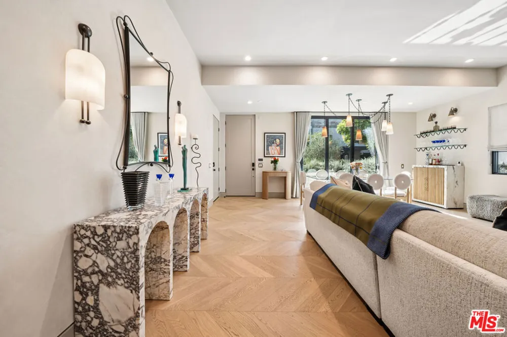 656 Huntley Drive #101 West Hollywood, CA 90069