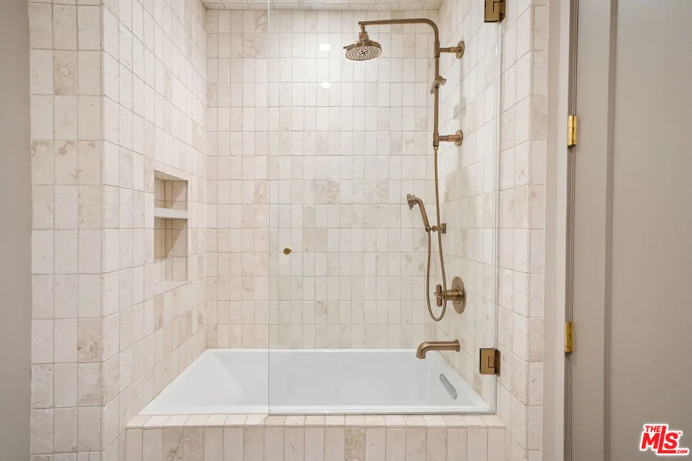 656 Huntley Drive #101 West Hollywood, CA 90069