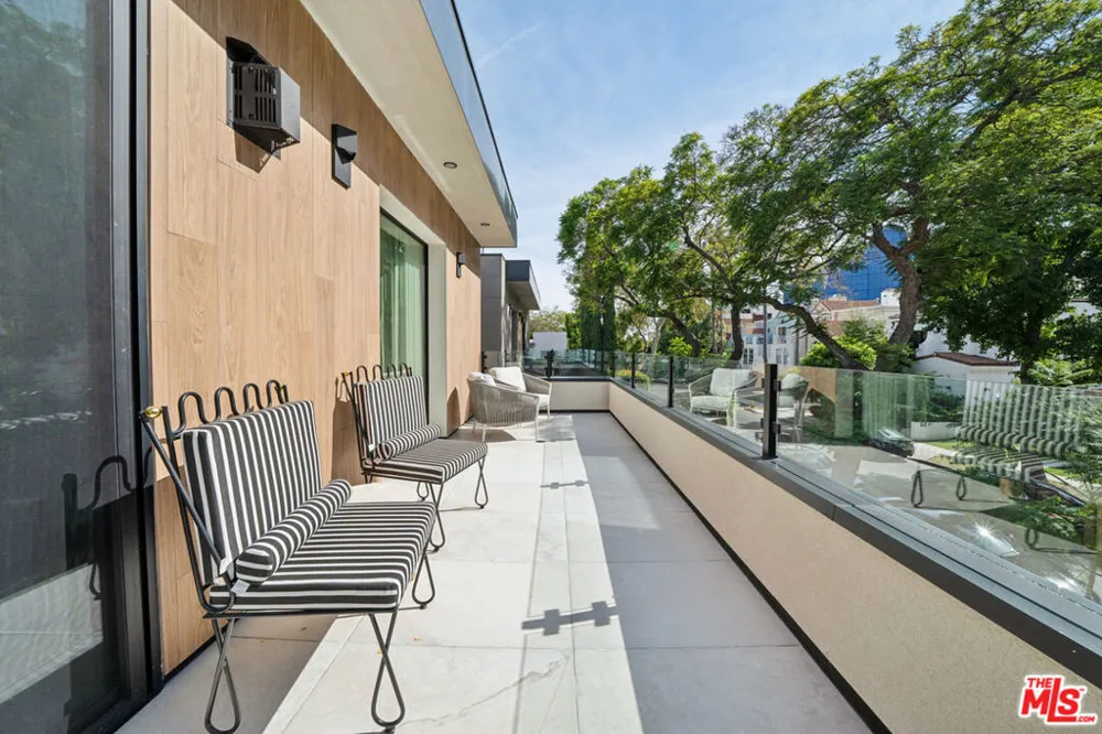 656 Huntley Drive #101 West Hollywood, CA 90069