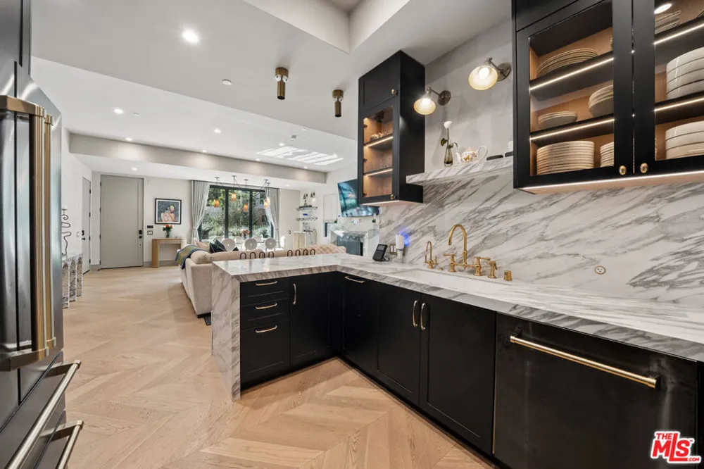656 Huntley Drive #101 West Hollywood, CA 90069