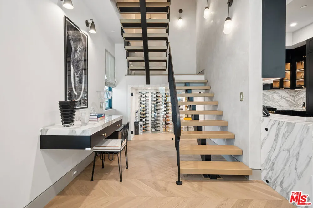 656 Huntley Drive #101 West Hollywood, CA 90069