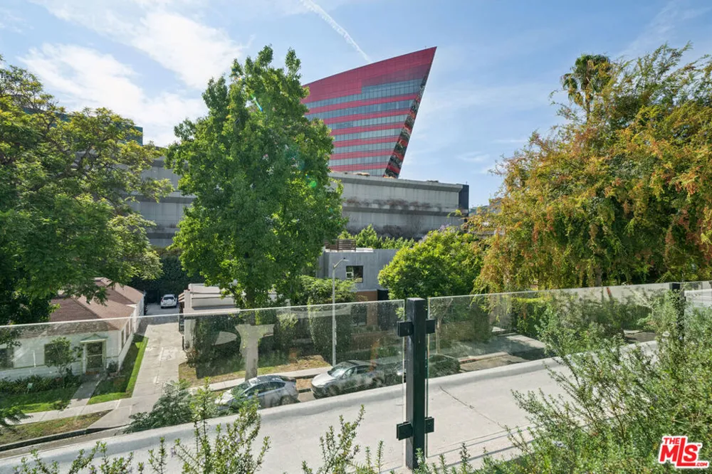 656 Huntley Drive #101 West Hollywood, CA 90069