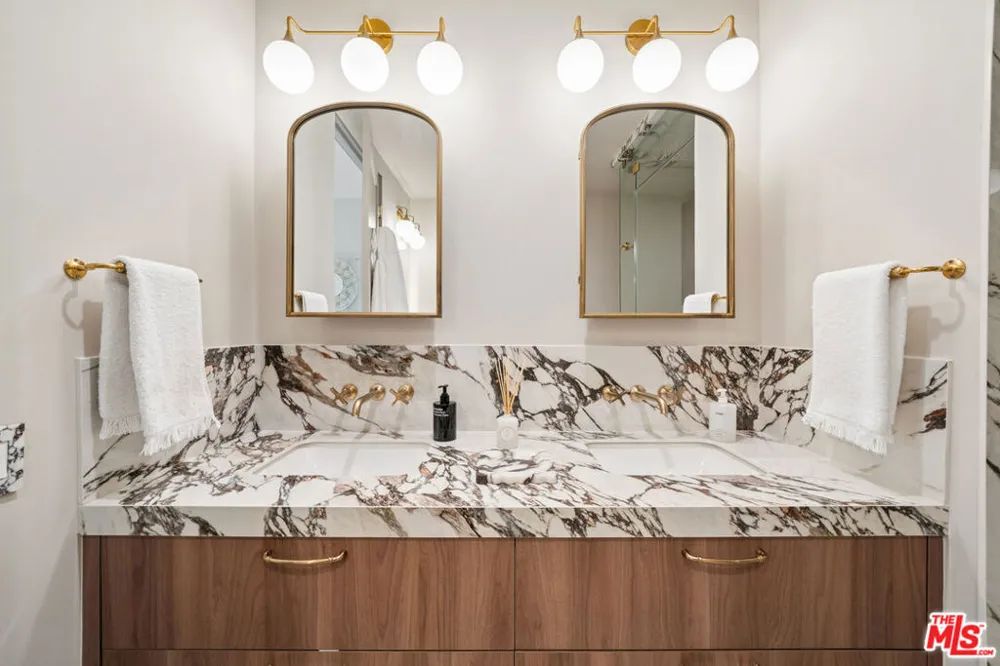 656 Huntley Drive #101 West Hollywood, CA 90069