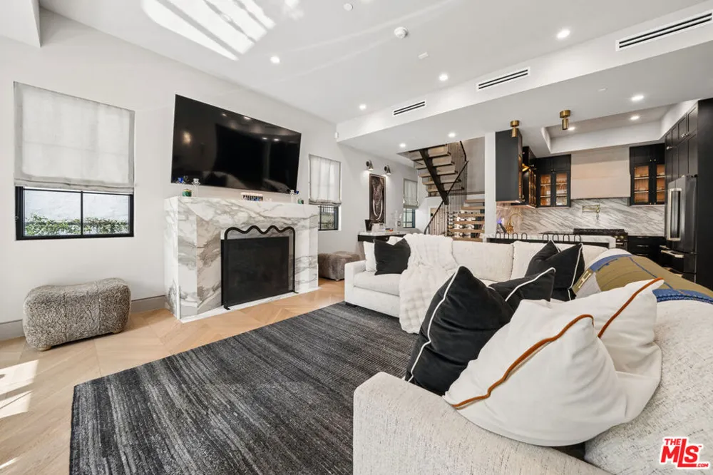 656 Huntley Drive #101 West Hollywood, CA 90069