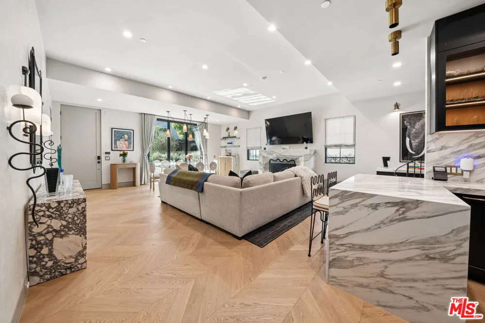 656 Huntley Drive #101 West Hollywood, CA 90069
