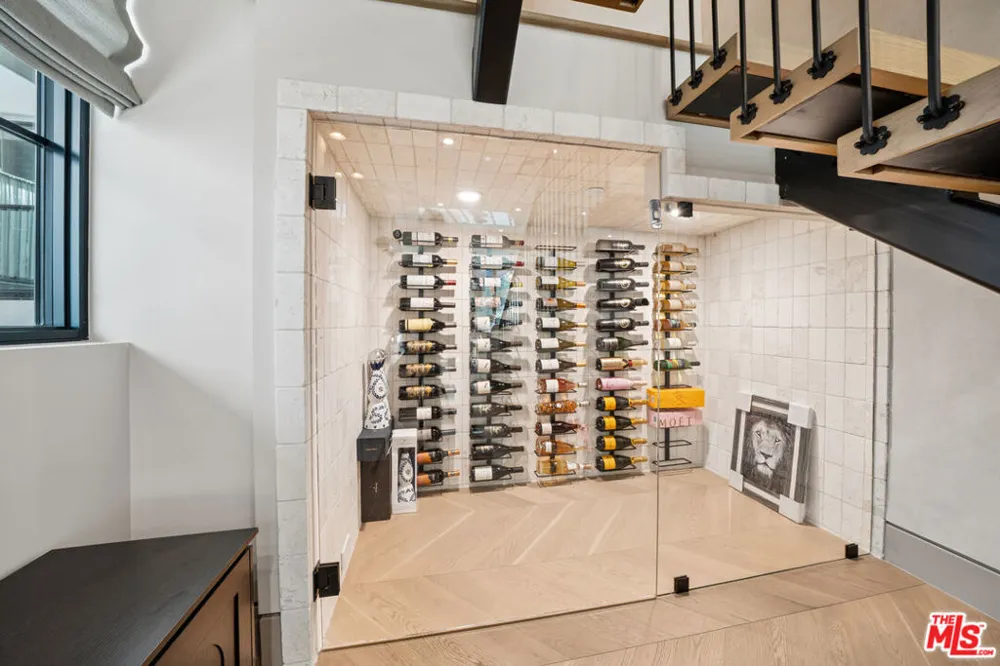 656 Huntley Drive #101 West Hollywood, CA 90069