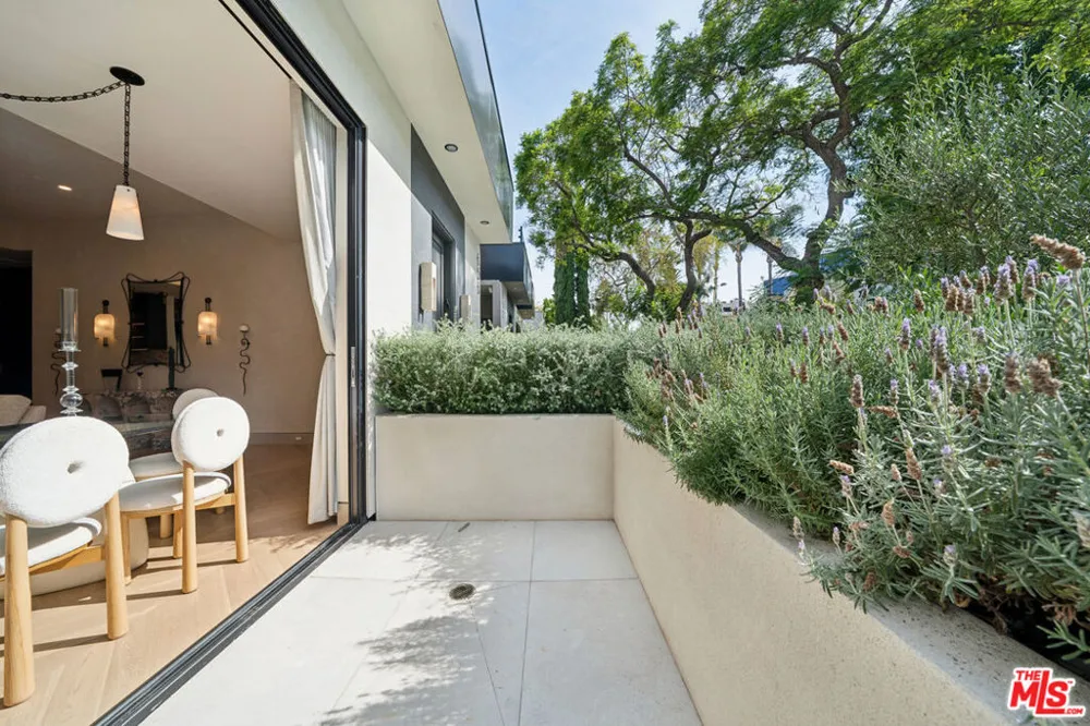 656 Huntley Drive #101 West Hollywood, CA 90069