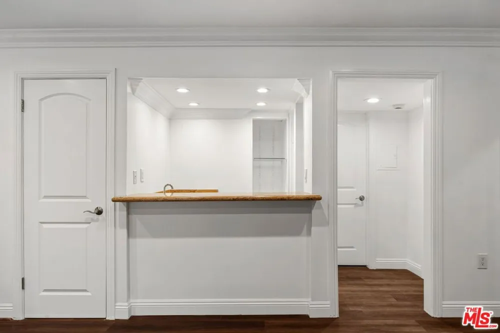 16541 Park Lane Circle Los Angeles, CA 90049