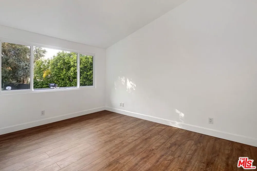 16541 Park Lane Circle Los Angeles, CA 90049