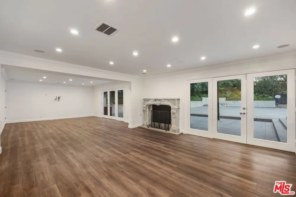 16541 Park Lane Circle Los Angeles, CA 90049