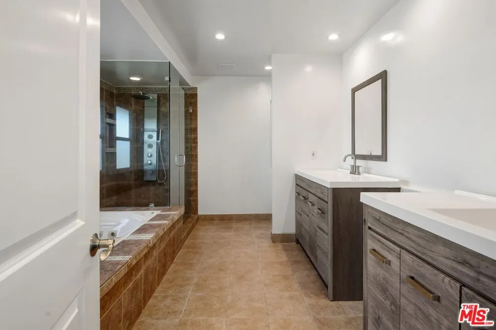 16541 Park Lane Circle Los Angeles, CA 90049