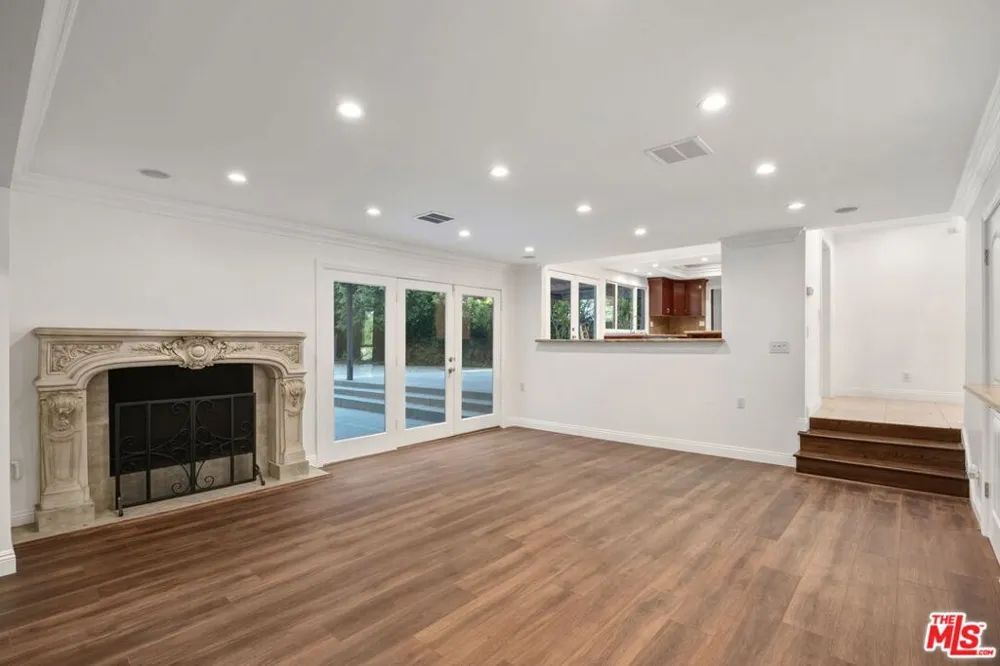 16541 Park Lane Circle Los Angeles, CA 90049