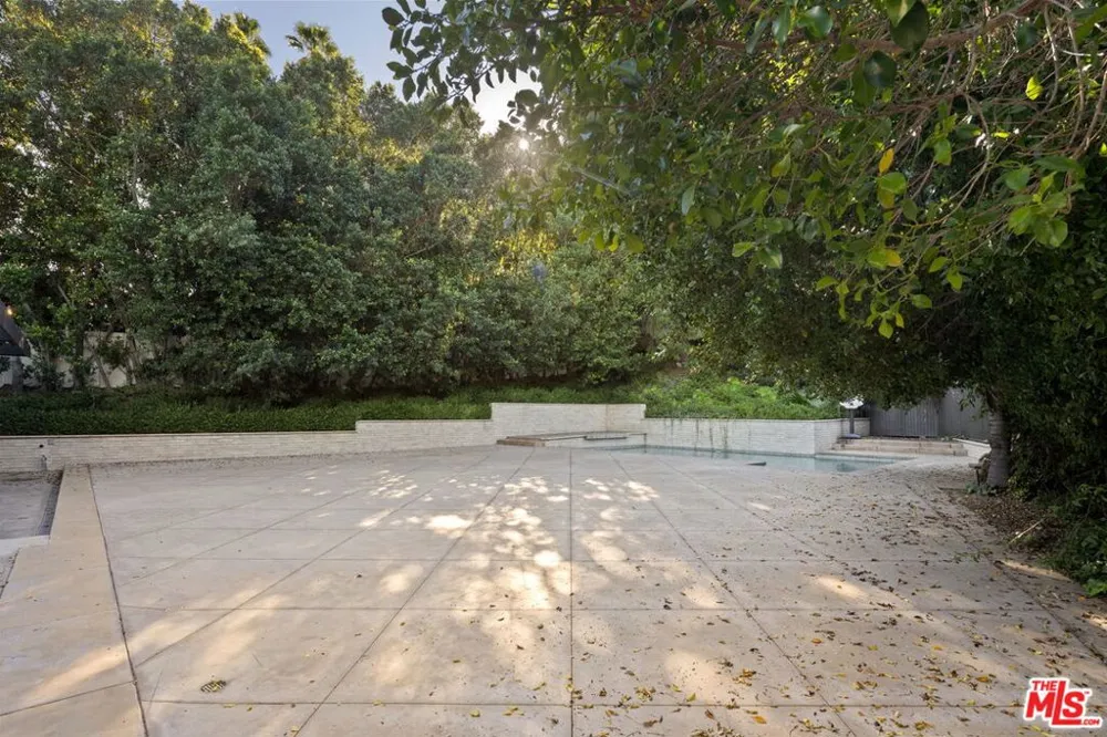 16541 Park Lane Circle Los Angeles, CA 90049