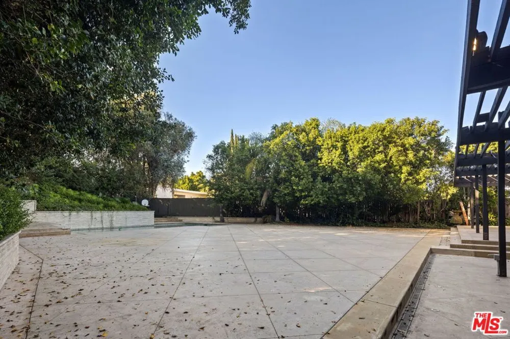 16541 Park Lane Circle Los Angeles, CA 90049