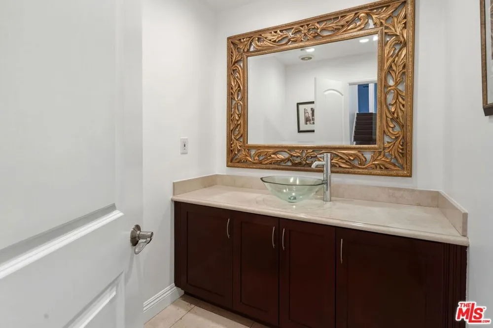 16541 Park Lane Circle Los Angeles, CA 90049