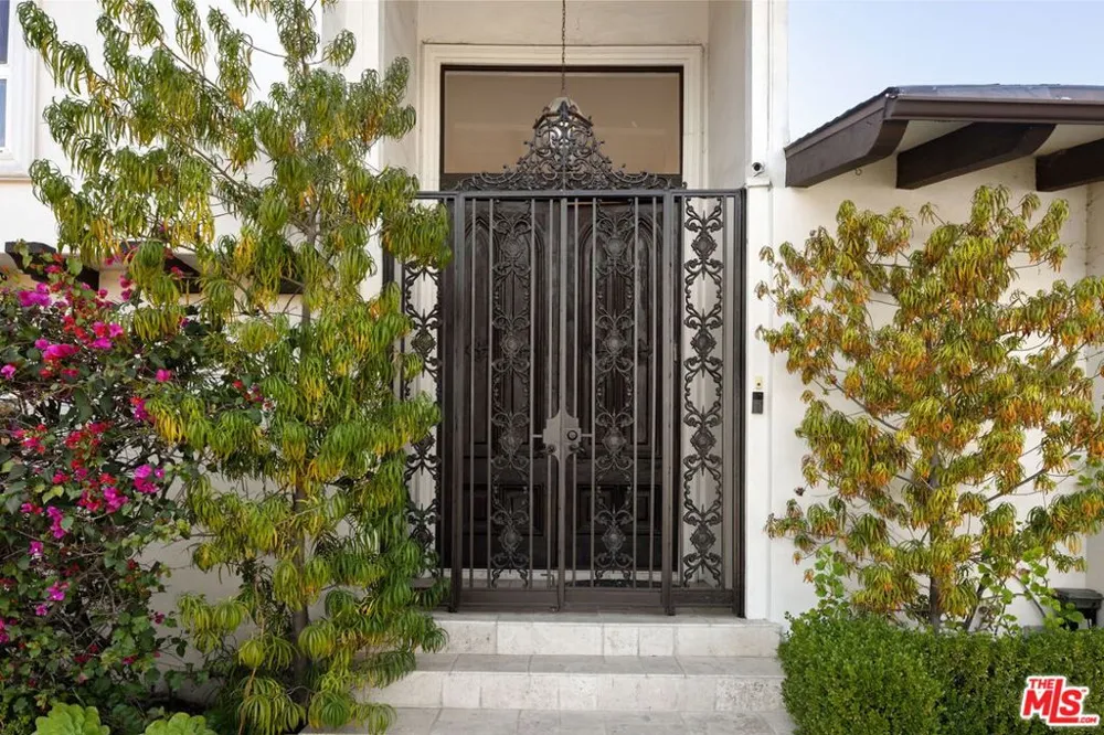 16541 Park Lane Circle Los Angeles, CA 90049