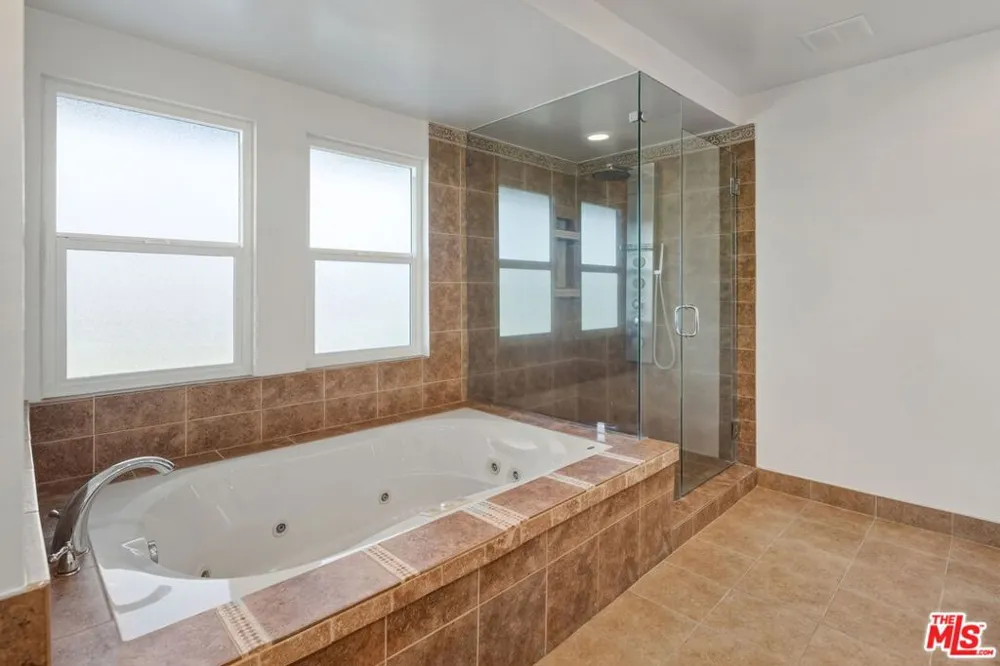 16541 Park Lane Circle Los Angeles, CA 90049