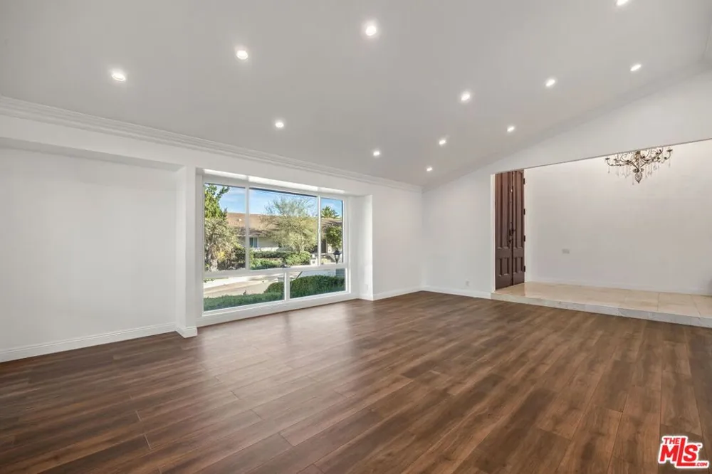 16541 Park Lane Circle Los Angeles, CA 90049