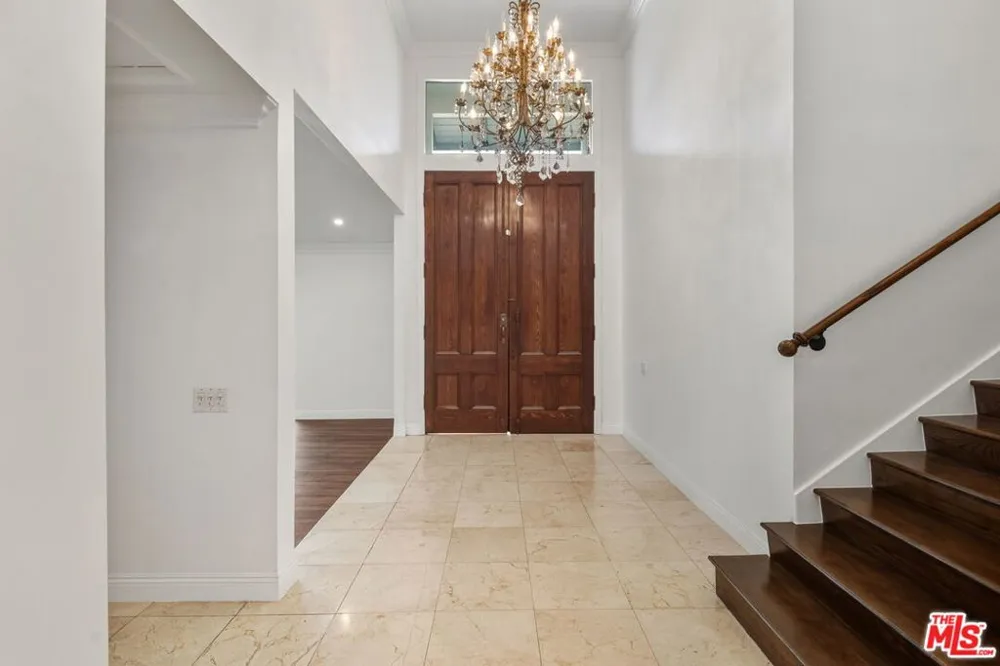 16541 Park Lane Circle Los Angeles, CA 90049