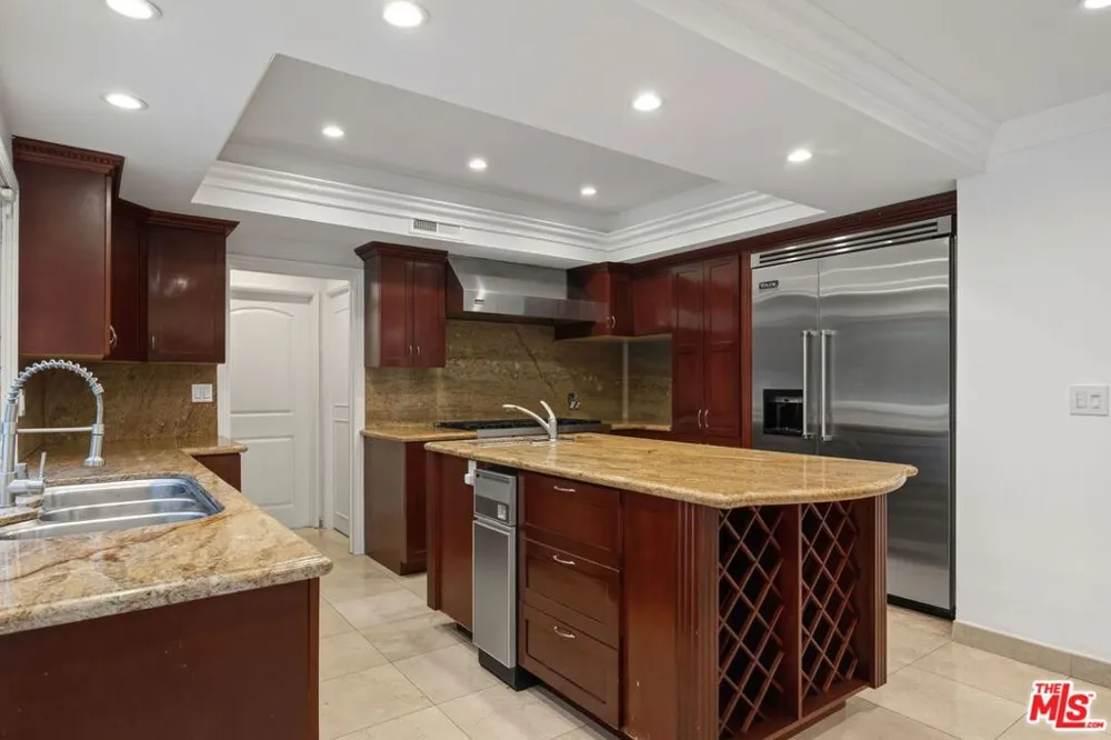 16541 Park Lane Circle Los Angeles, CA 90049