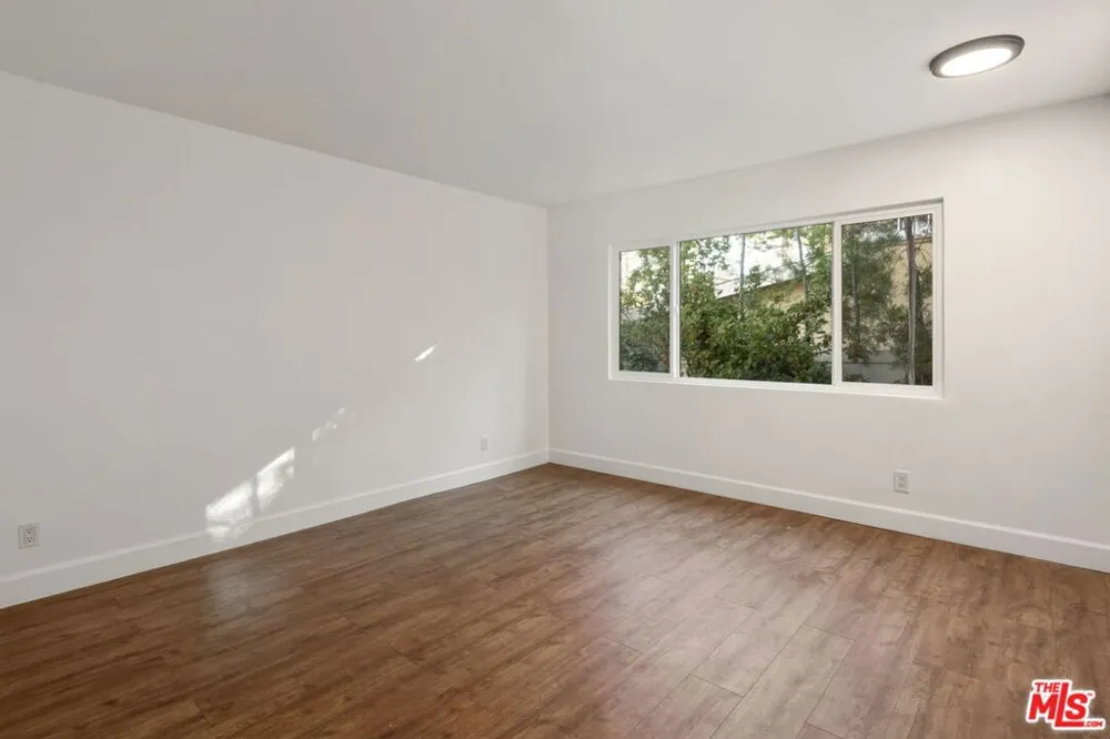 16541 Park Lane Circle Los Angeles, CA 90049