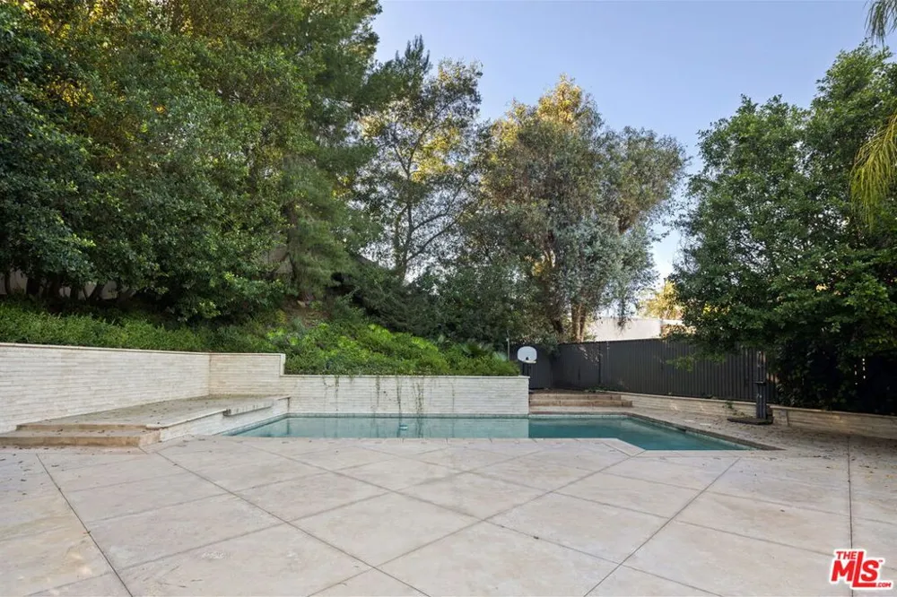 16541 Park Lane Circle Los Angeles, CA 90049