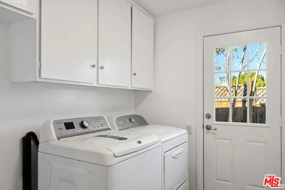 16541 Park Lane Circle Los Angeles, CA 90049