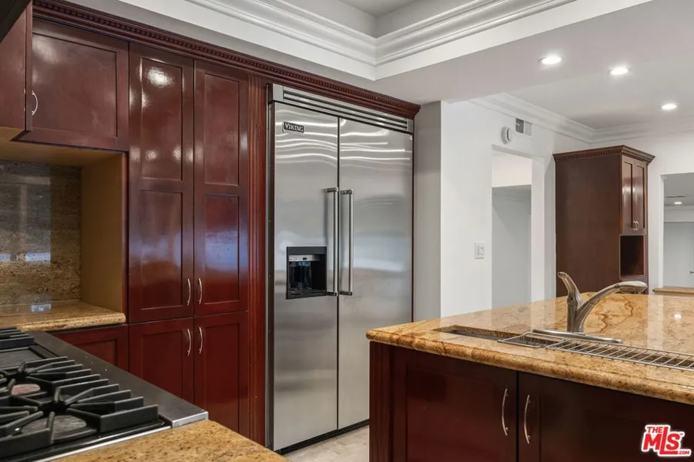 16541 Park Lane Circle Los Angeles, CA 90049