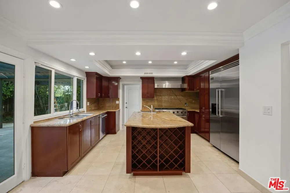 16541 Park Lane Circle Los Angeles, CA 90049